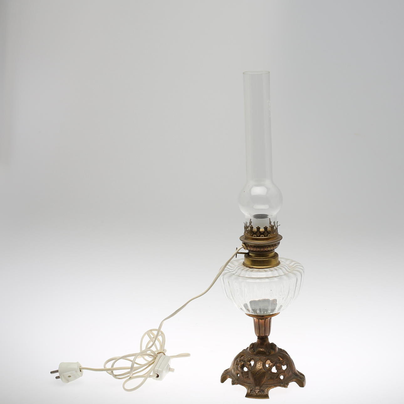 BORDSLAMPA, elektrifierad fotogenlampa.