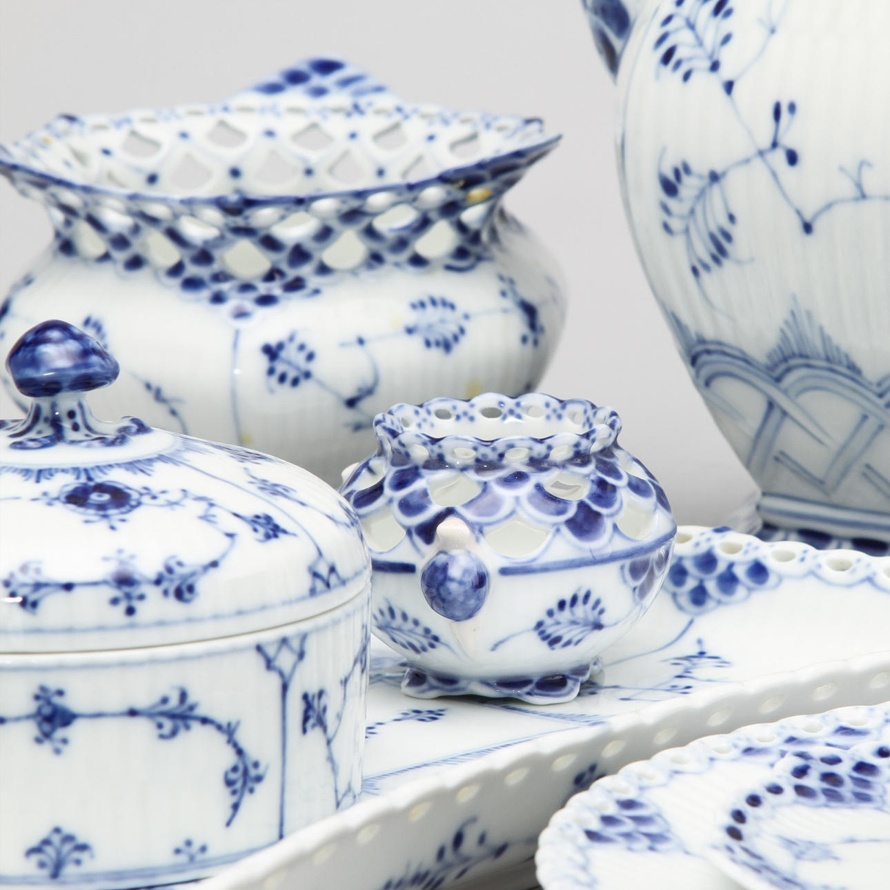 KAFFESERVIS, 30 delar, porslin, "mussemalet", helblond, Royal Copenhagen.