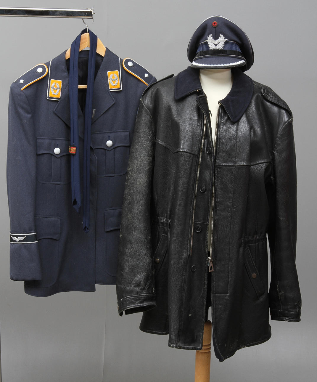 UNIFORMJACKA och SKÄRMÖSSA, Västtyskland, LÄDERJACKA, Sverige, 1900-talets andra hälft.