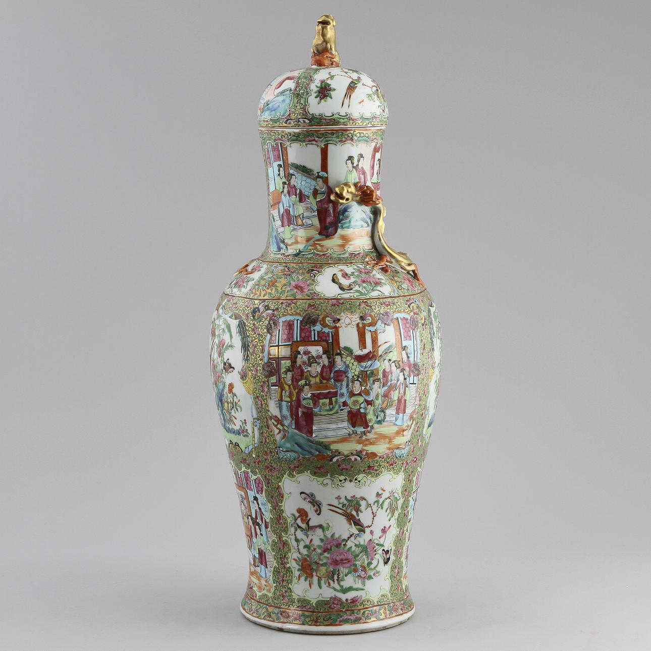 GOLVURNA MED LOCK, porslin, Kina, Kanton, 1800-talets slut.