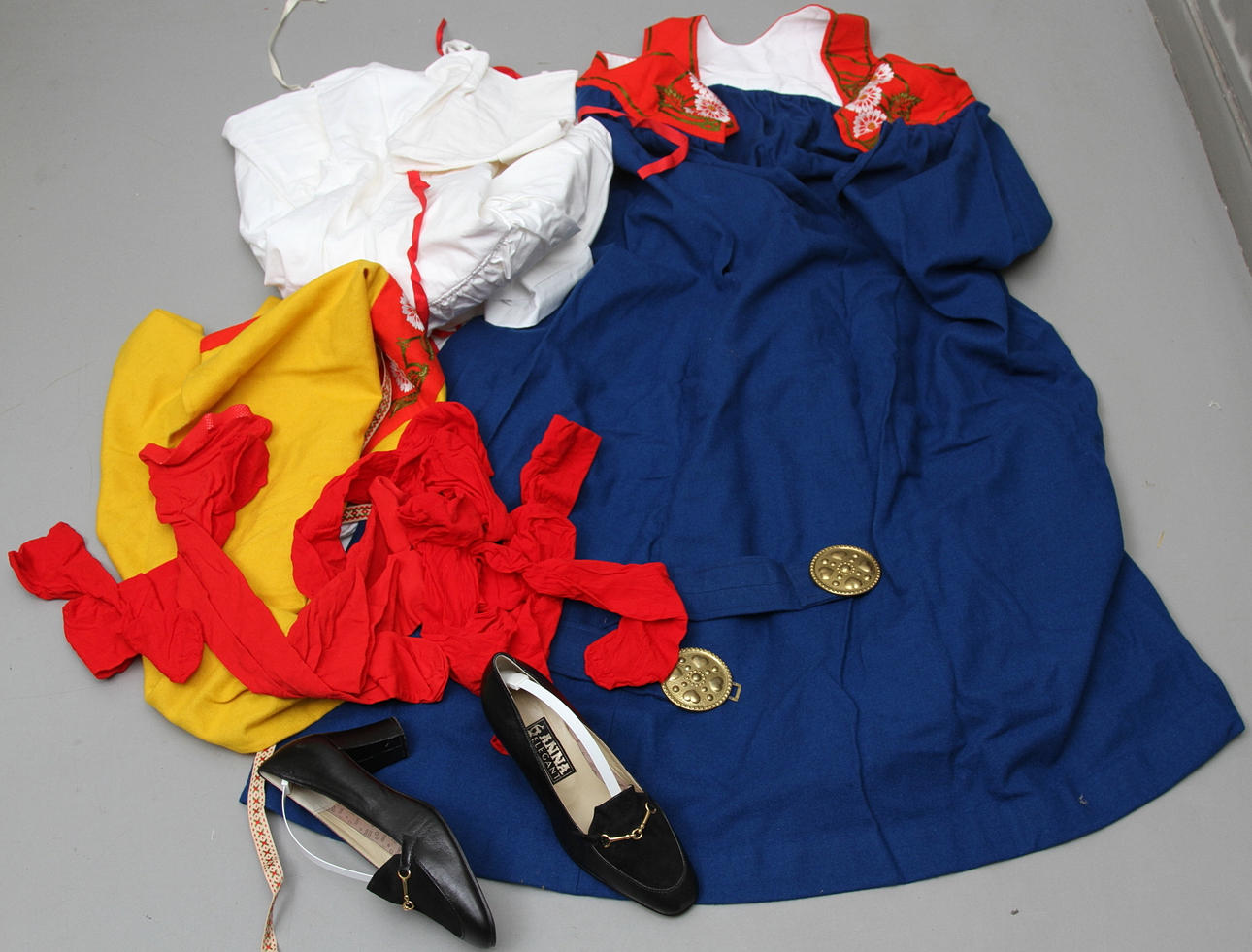 FOLKDRÄKT, Sverigedräkten, ca storlek 38.