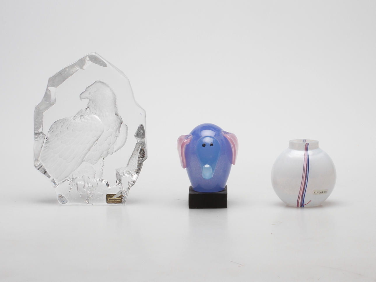 GLASFÖREMÅL, 3 delar, bland annat Kosta Boda, Skruf.