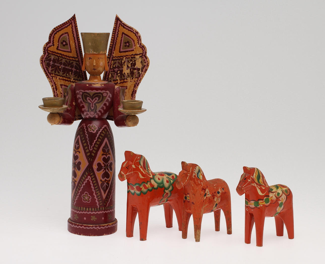 DALAHÄSTAR 3 st, samt LJUSSTAKE, trä. 1900-tal.