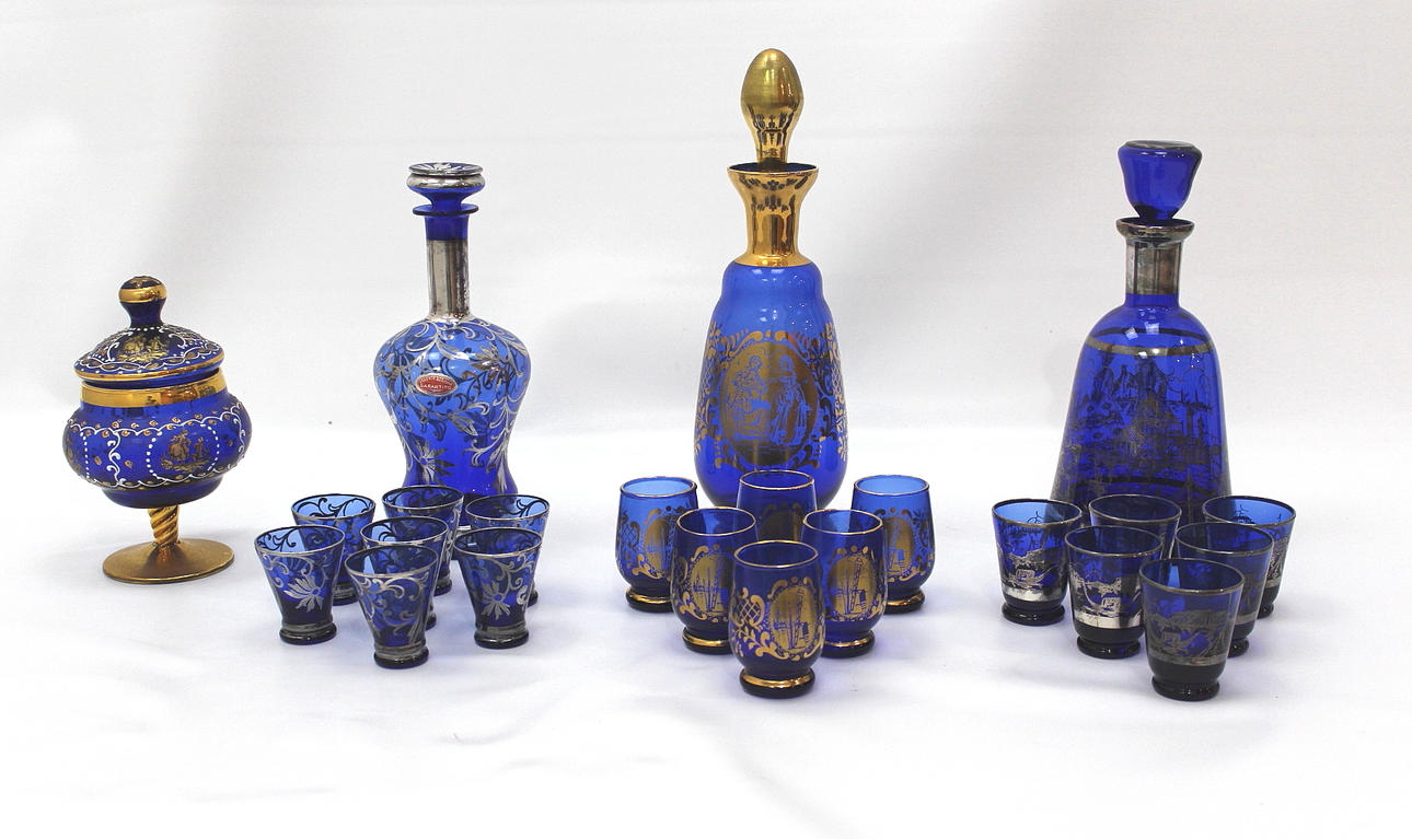 KARAFFER tre st. samt glas, en lockskål, Murano.