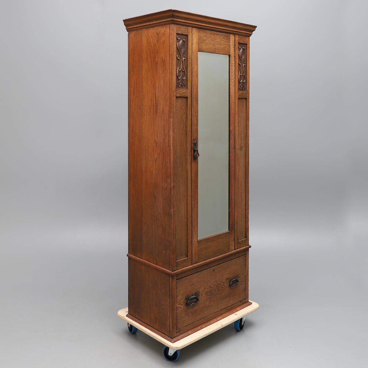 AN ART NOUVEAU OAK WARDROBE.