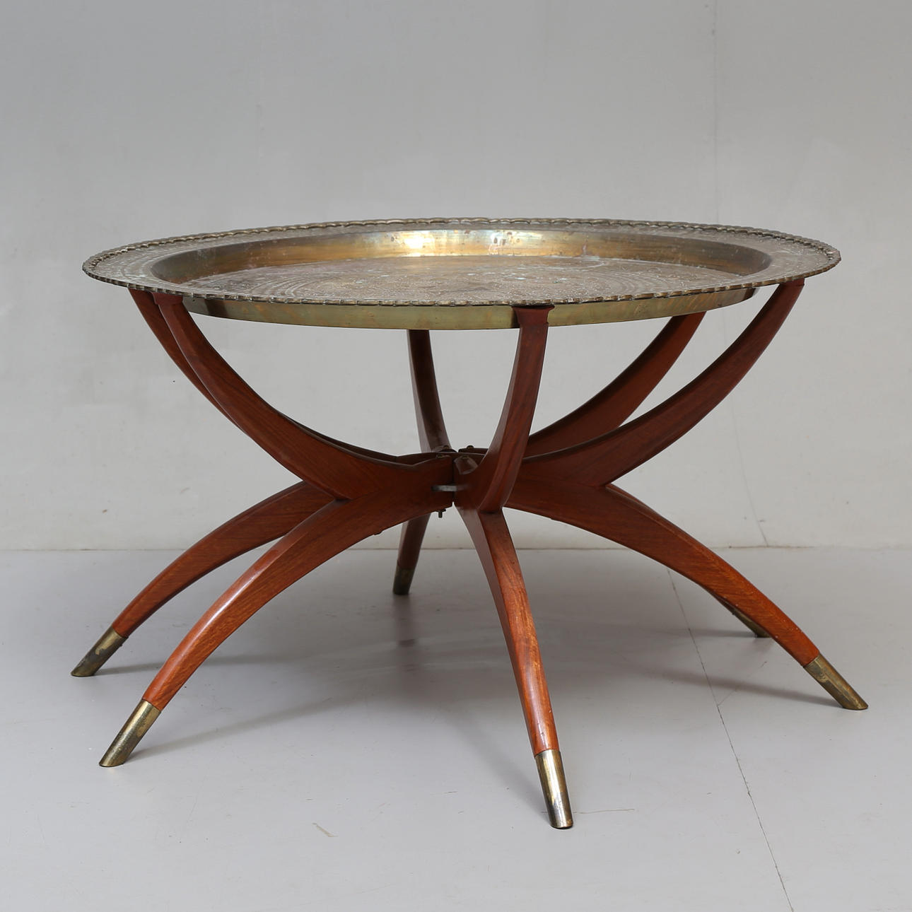 BORD m MESSINGBAKKE, messing, 1900-tallet.