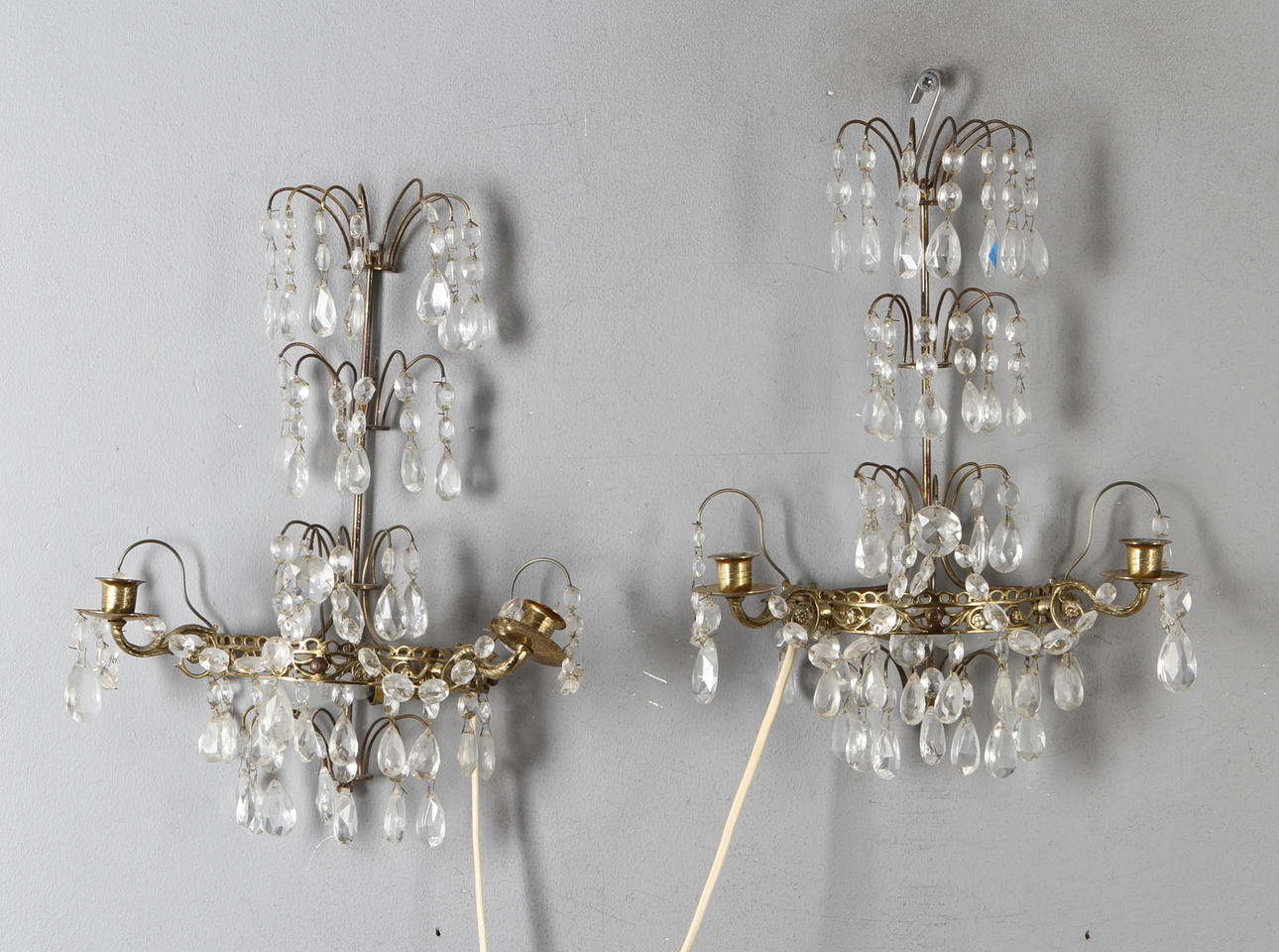 VÄGGLYSTRAR, ett par, 1900-stil.