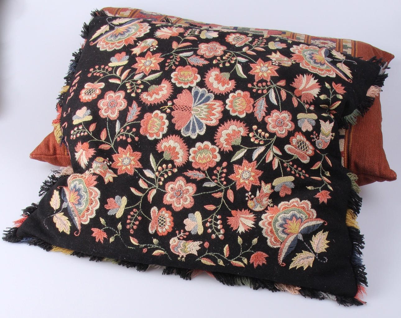KUDDAR, 2 st. Dekor av broderade blommor.