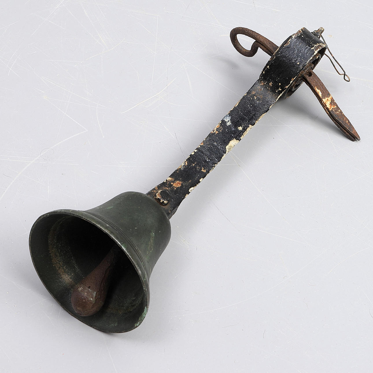 BUTIKSKLOCKA, omkring 1900, järn och brons.