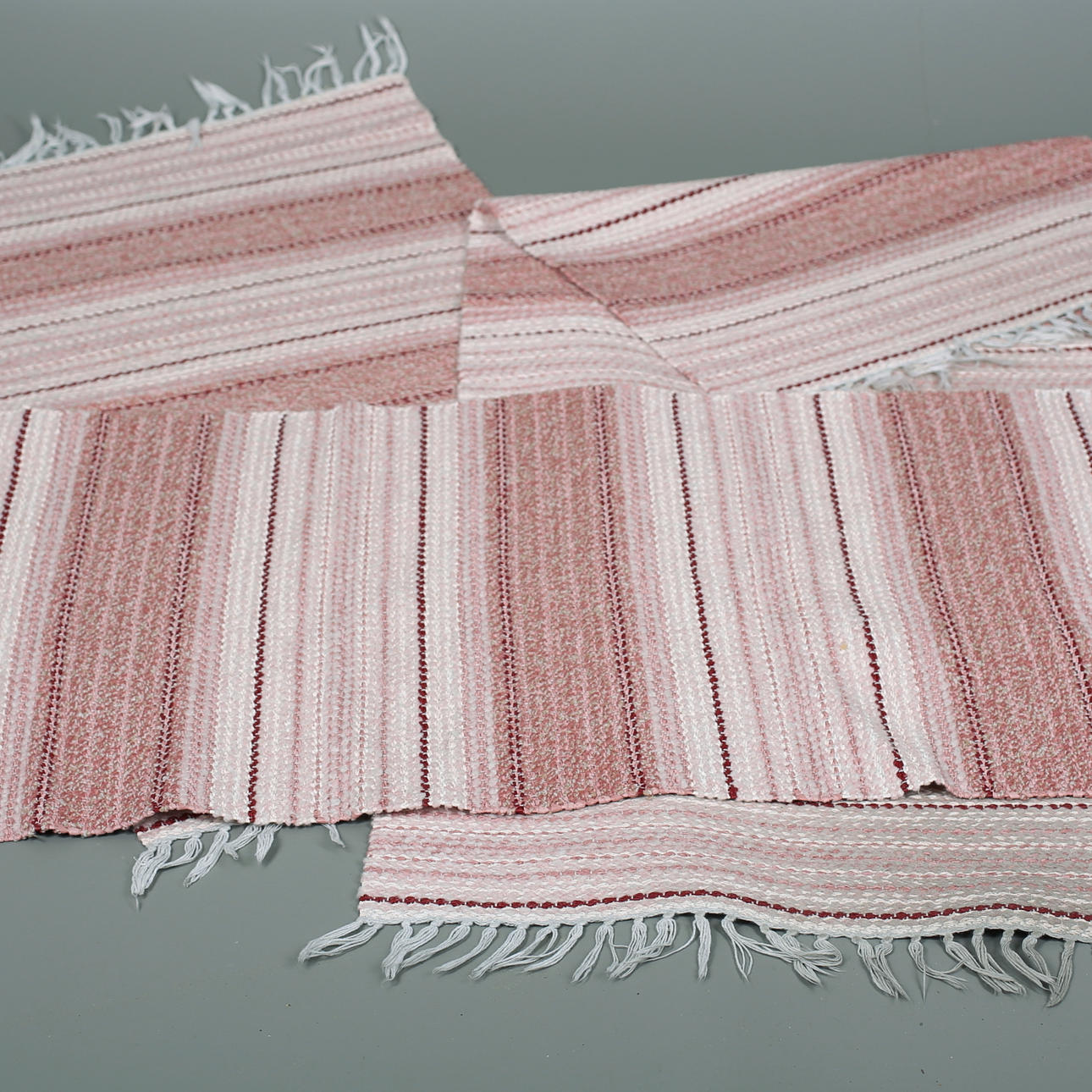 TRASMATTOR, 3 st. Rosa nyanser, 133-165x68 cm, 1900-talets senare del.