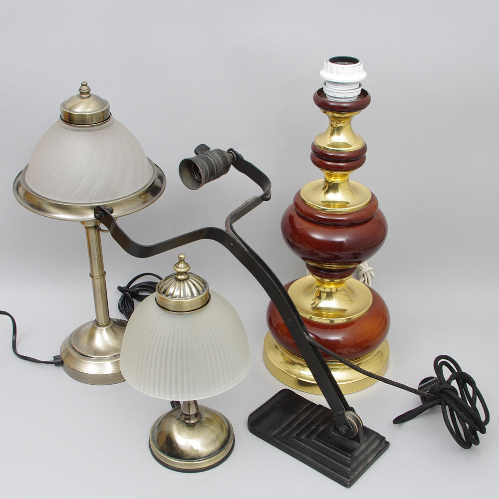 BORDSLAMPOR, 4 stycken, bl.a. pianolampa utan glas.