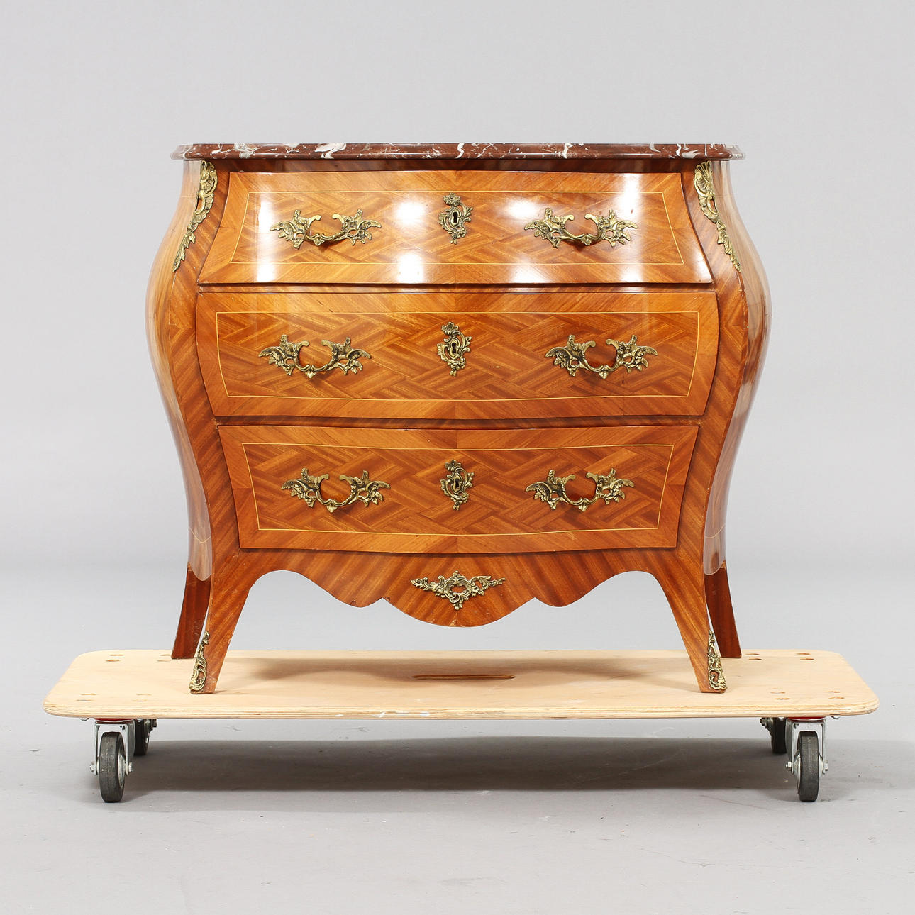 BYRÅ, rokokostil, 1900-tal.