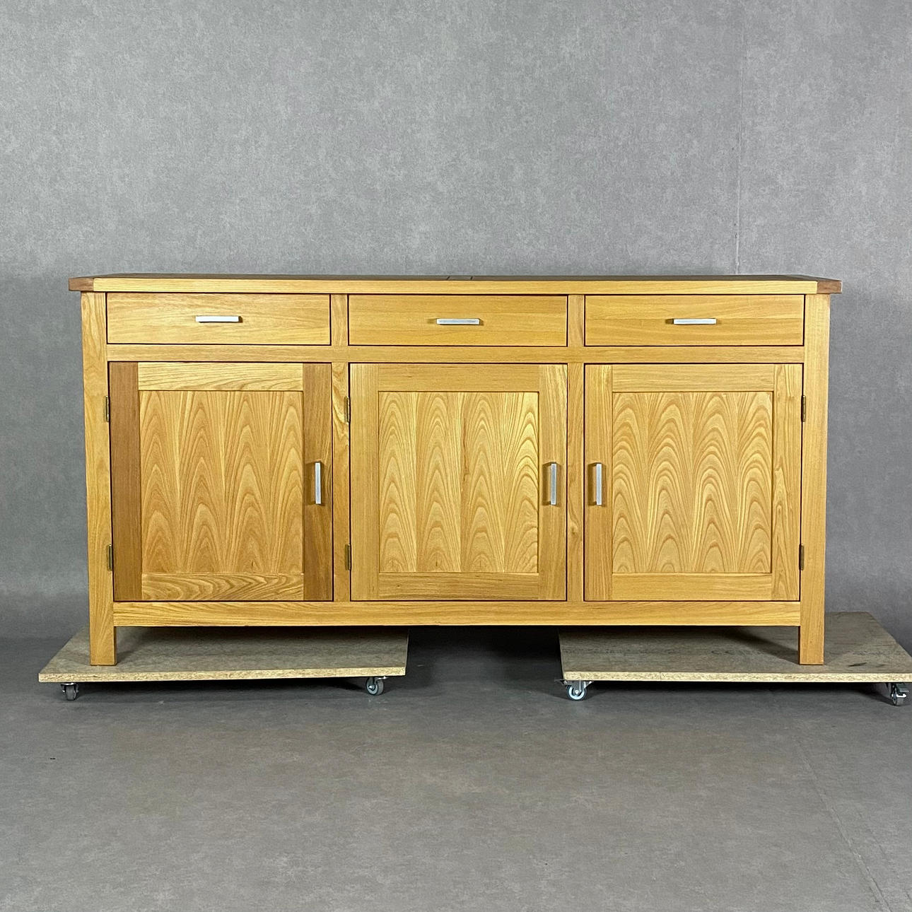 SKÆNK, massiv eg, moderne, ILVA.