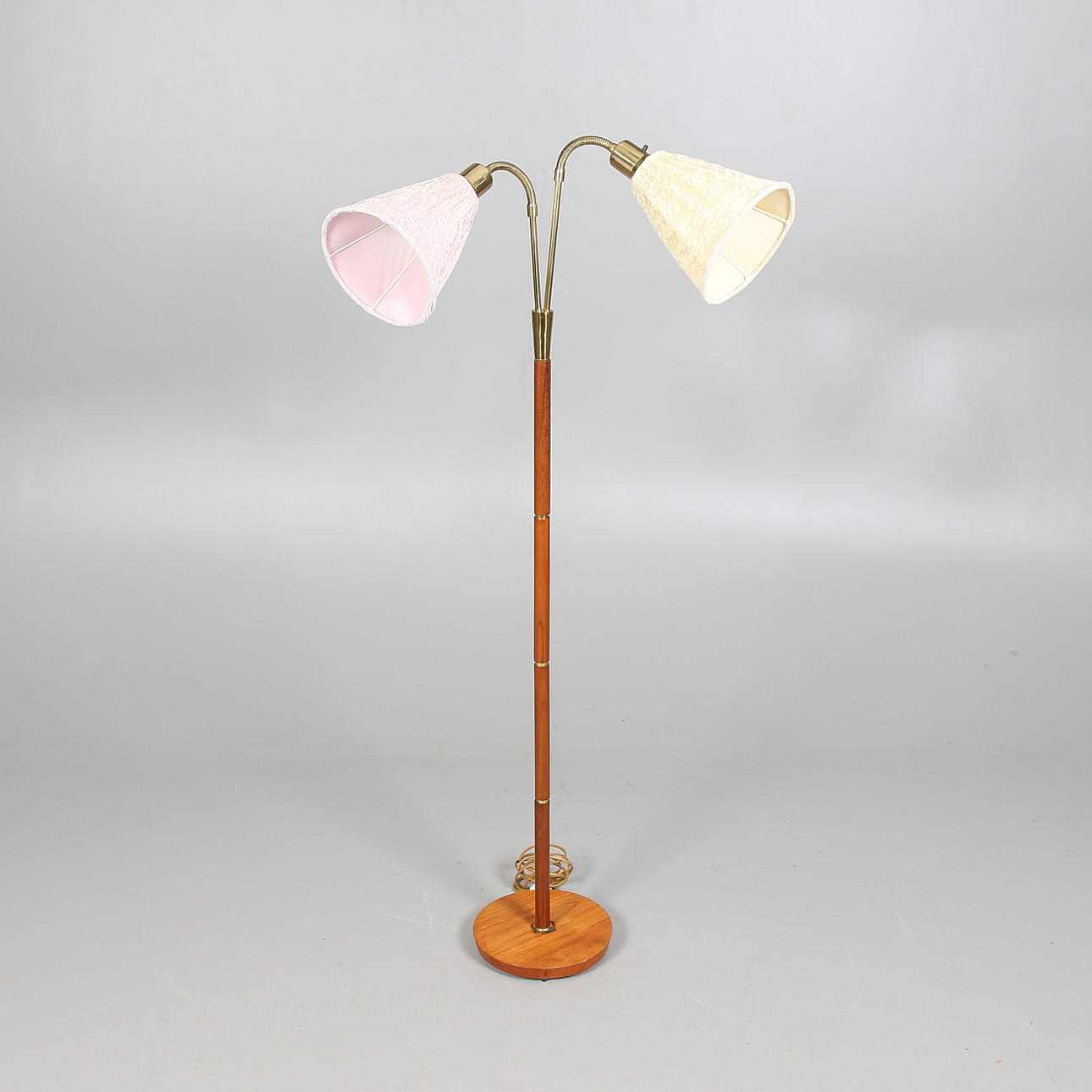 GOLVLAMPA, teak och mässing, ANF Nybro, 1960-tal.