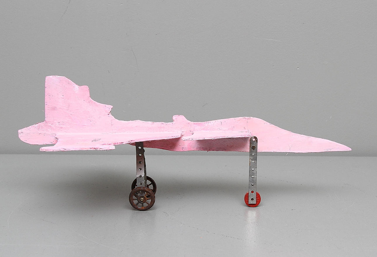 STINA OPITZ. Rosa jasplan. Trä och metall. Osignerad.