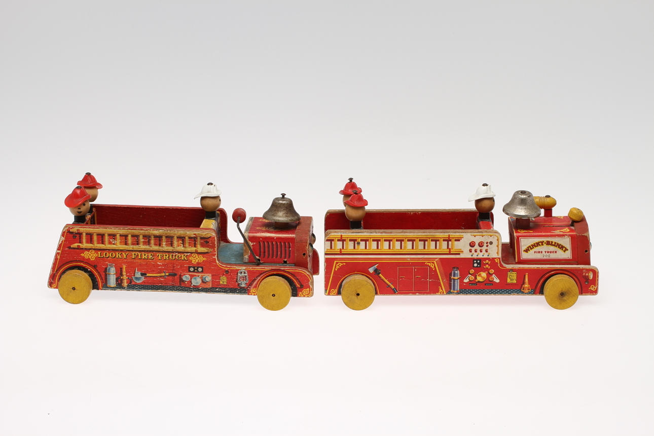 FISCHER PRICE, TVÅ BRANDBILAR, LOOKY FIRE TRUCK NO 7 (1950) OCH WINKY BLINKY NO 200 (1954).