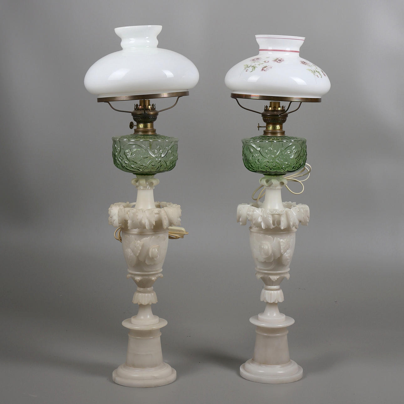 BORDSLAMPOR, ett par, alabaster/glas/metall, 1900-tal.