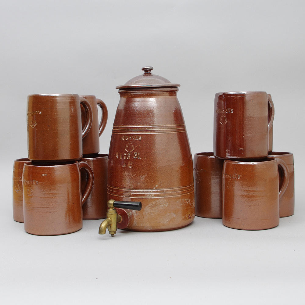 KRUS MED TAPPKRAN 3L SAMT 12 MUGGAR, keramik, Höganäs.