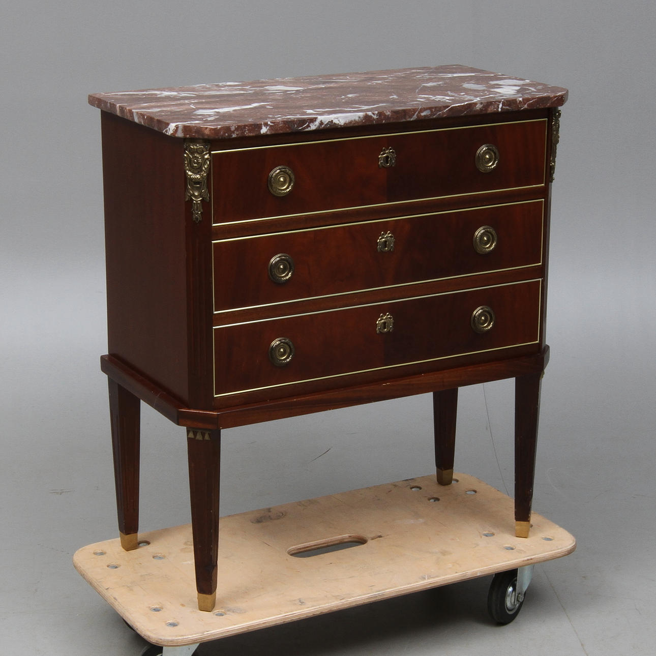 BYRÅ med stenskiva, 1900-tal.