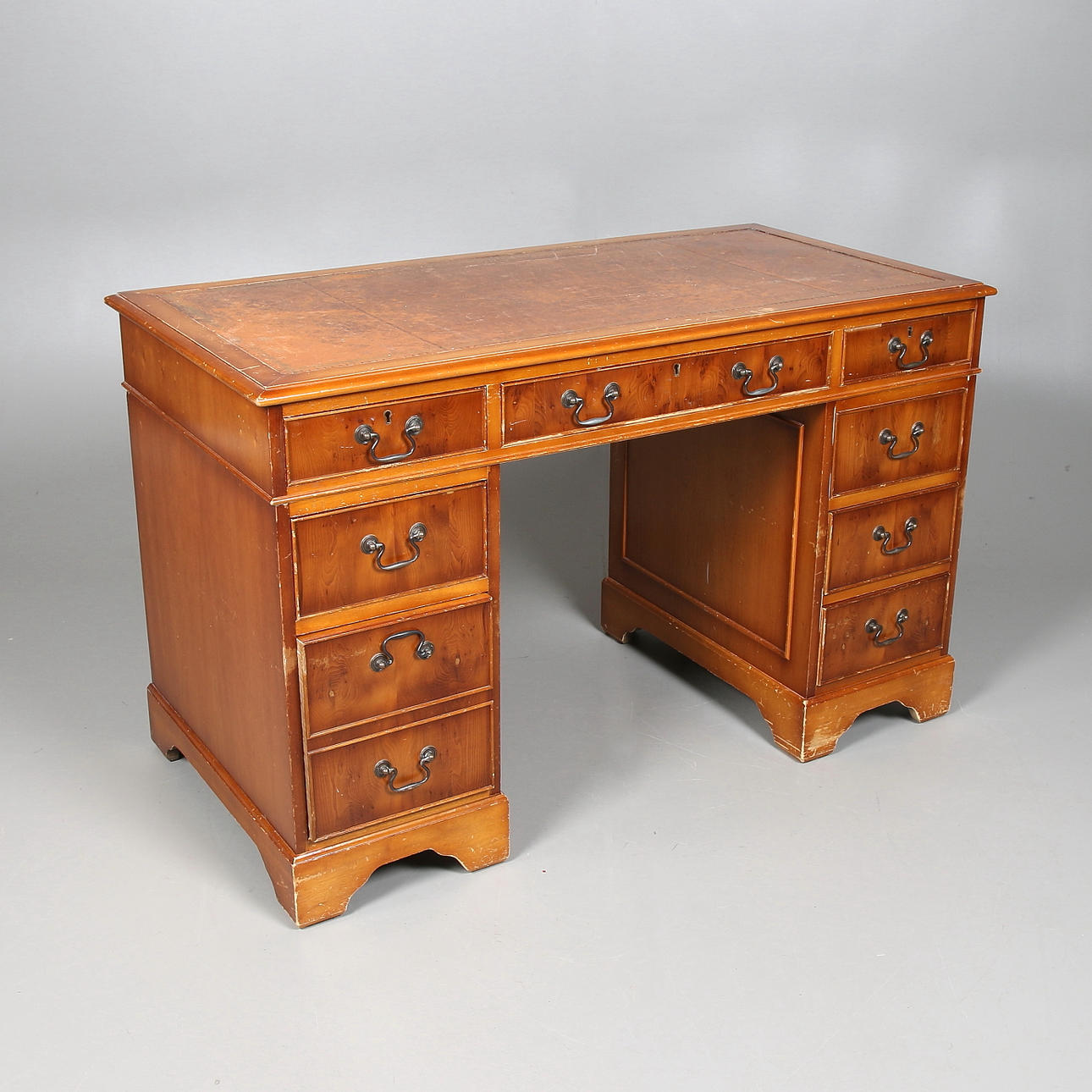 SKRIVBORD, Engelsk stil, 1900-talets fjärde kvartal.