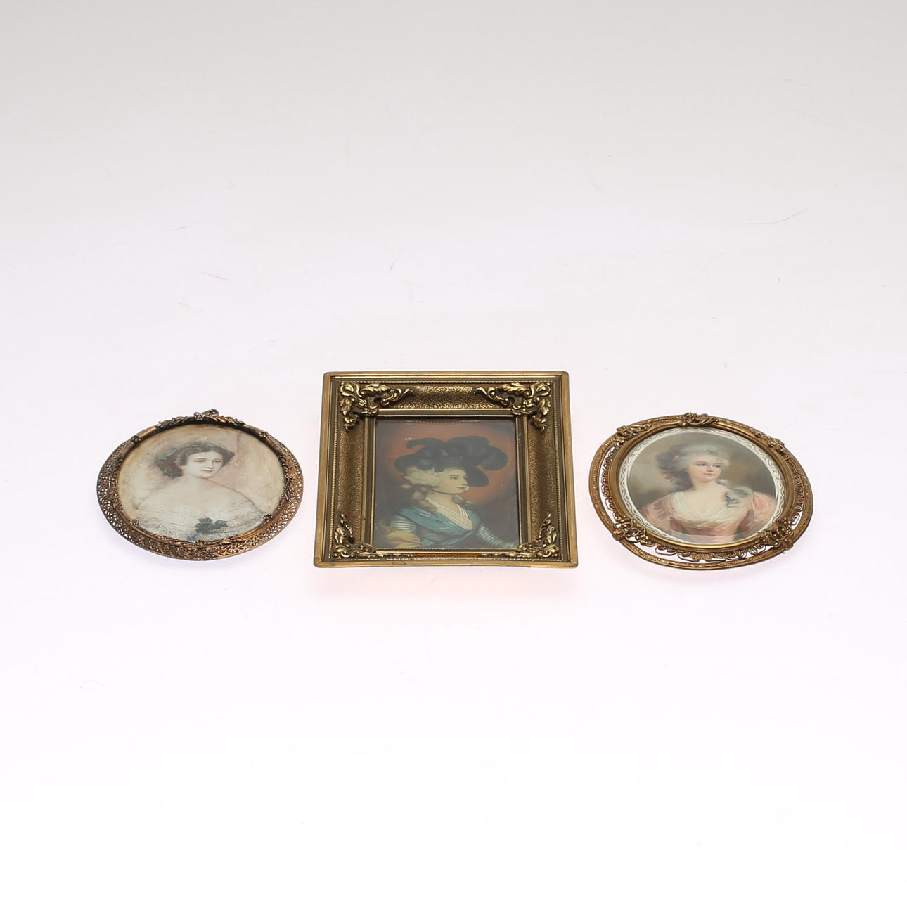 PINTURAS DE PORCELANA, 3 piezas, 1900.