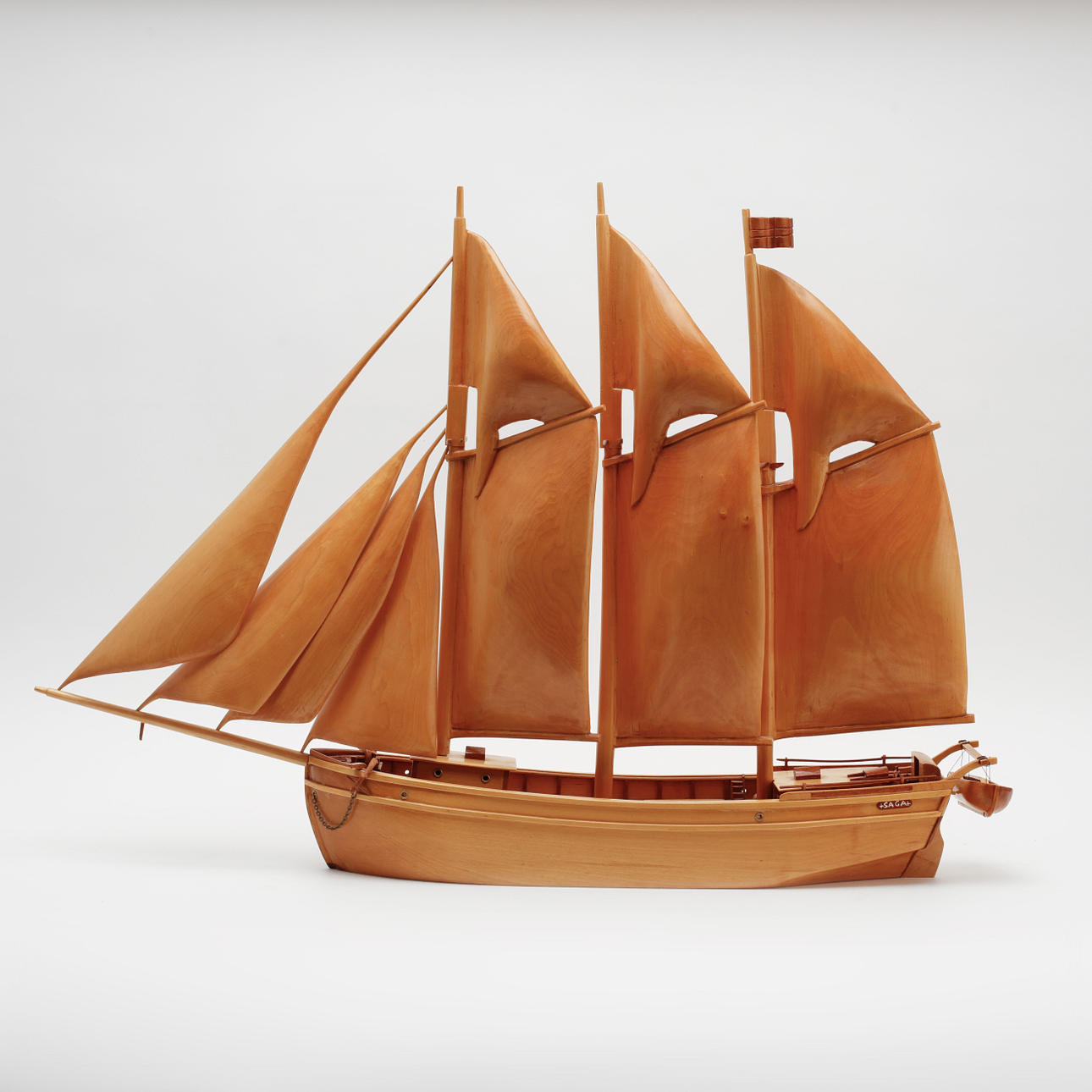 SCHIFFSMODELL, "Saga", Holz geschnitzt, signiert TW und datiert -84.