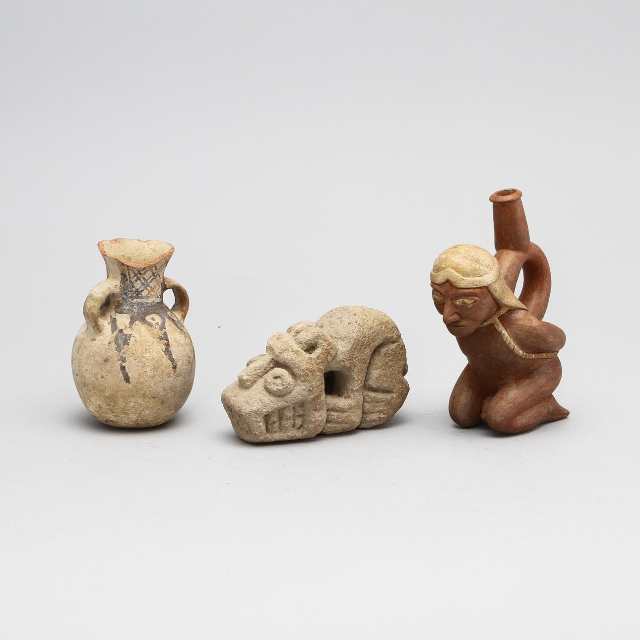 KÄRL, 2 st, samt SKULPTUR, lergods samt sten. Troligen Peru.