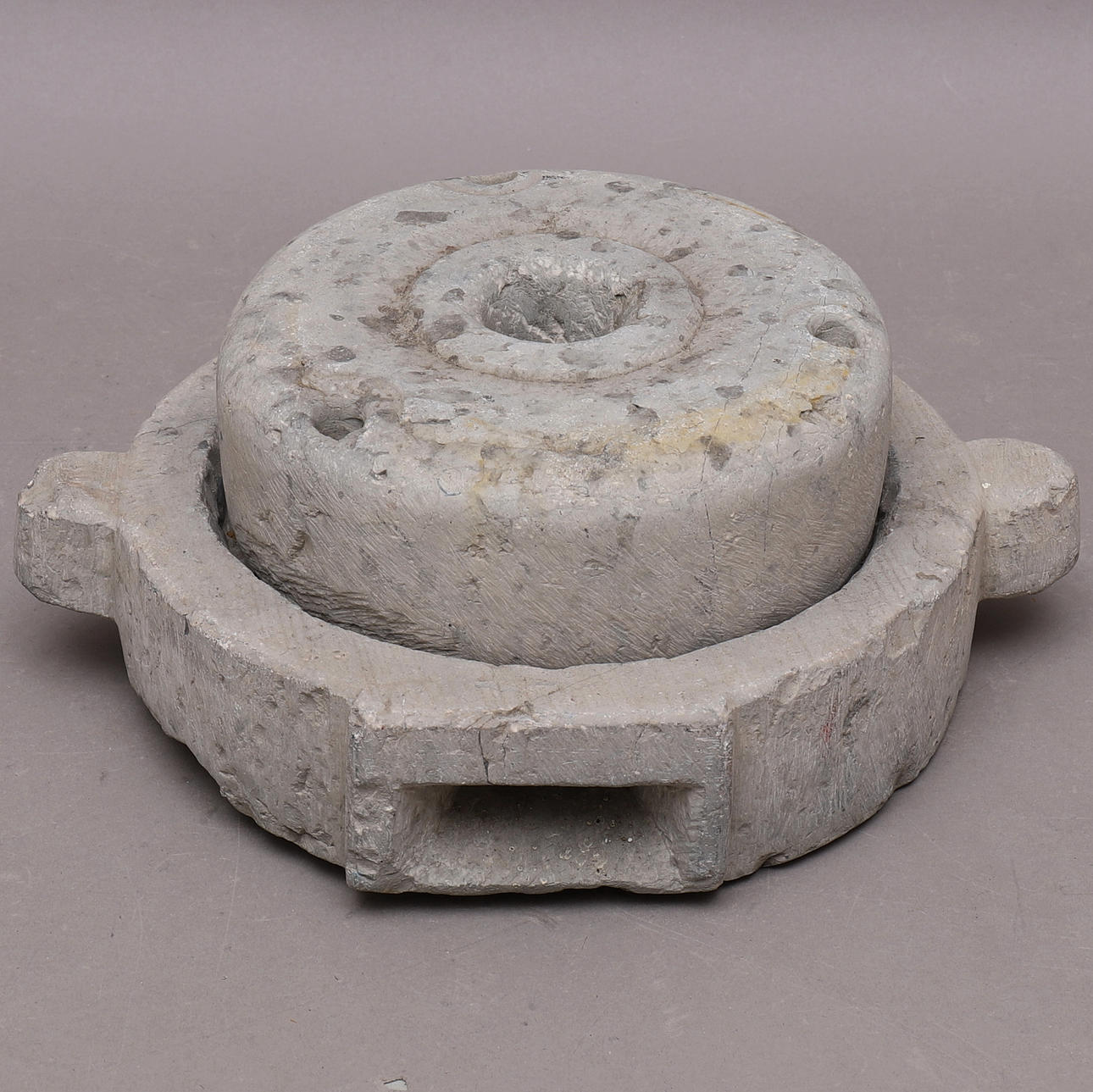 KÄSIMYLLY, kivi, 1800-luku.