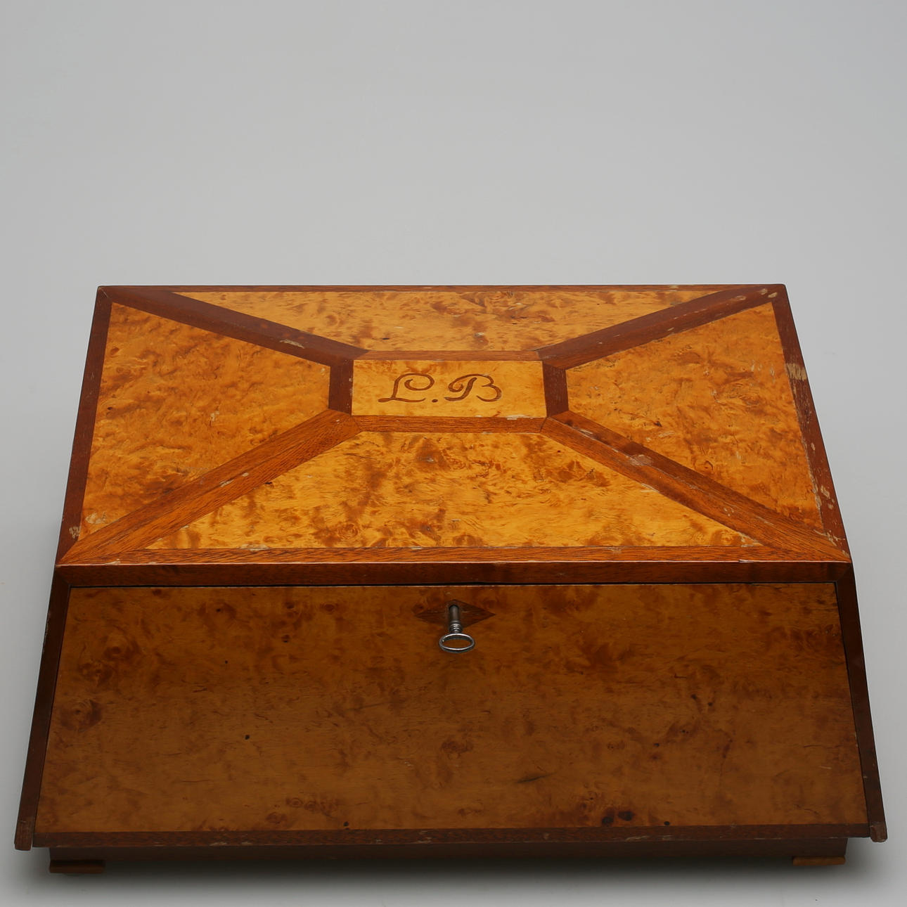 SCHATULL, masurbjörk, intarsia, 1900-tal.