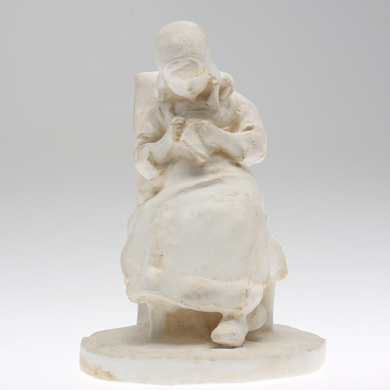 RUTH MILLES. Sittande flicka. Gips. Signerad och daterad 1911.