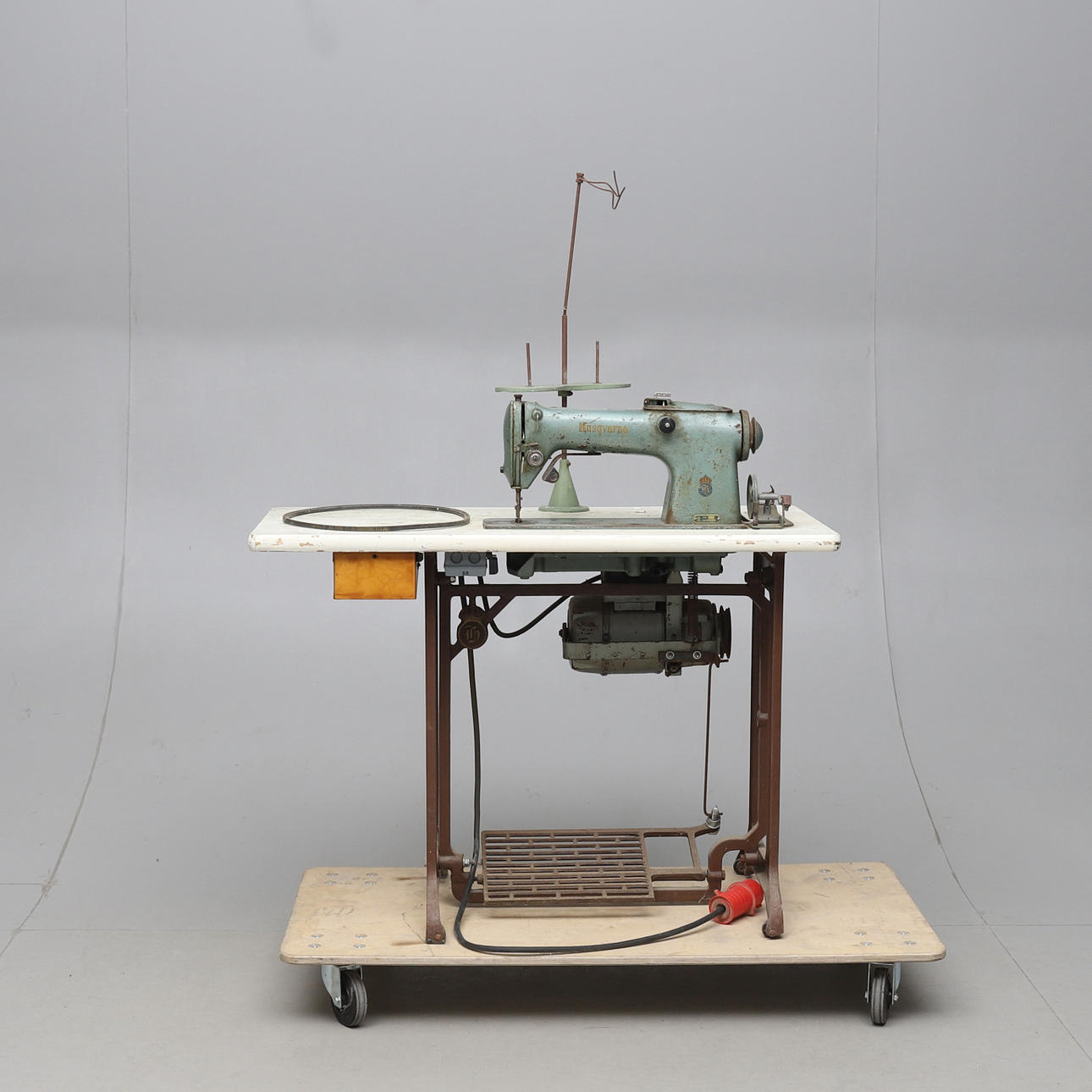 INDUSTRISYMASKIN, Husqvarna, 1900-talets mitt.