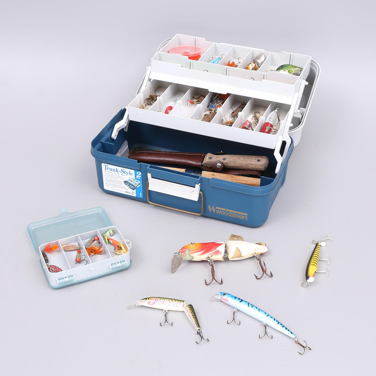 FISKEKASSE med indhold.