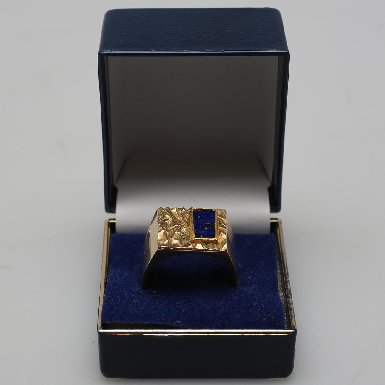 KLACKRING, 14 K guld, 12,5 gram, med lapiz lazuli.
