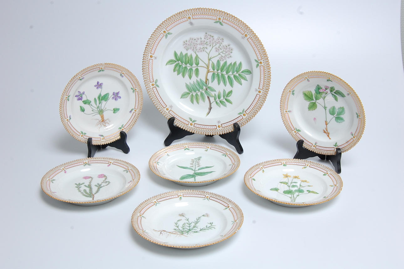 TALLRIKAR, 7 delar, Flora Danica, Royal Copenhagen, stämpel 1900-talets första hälft.