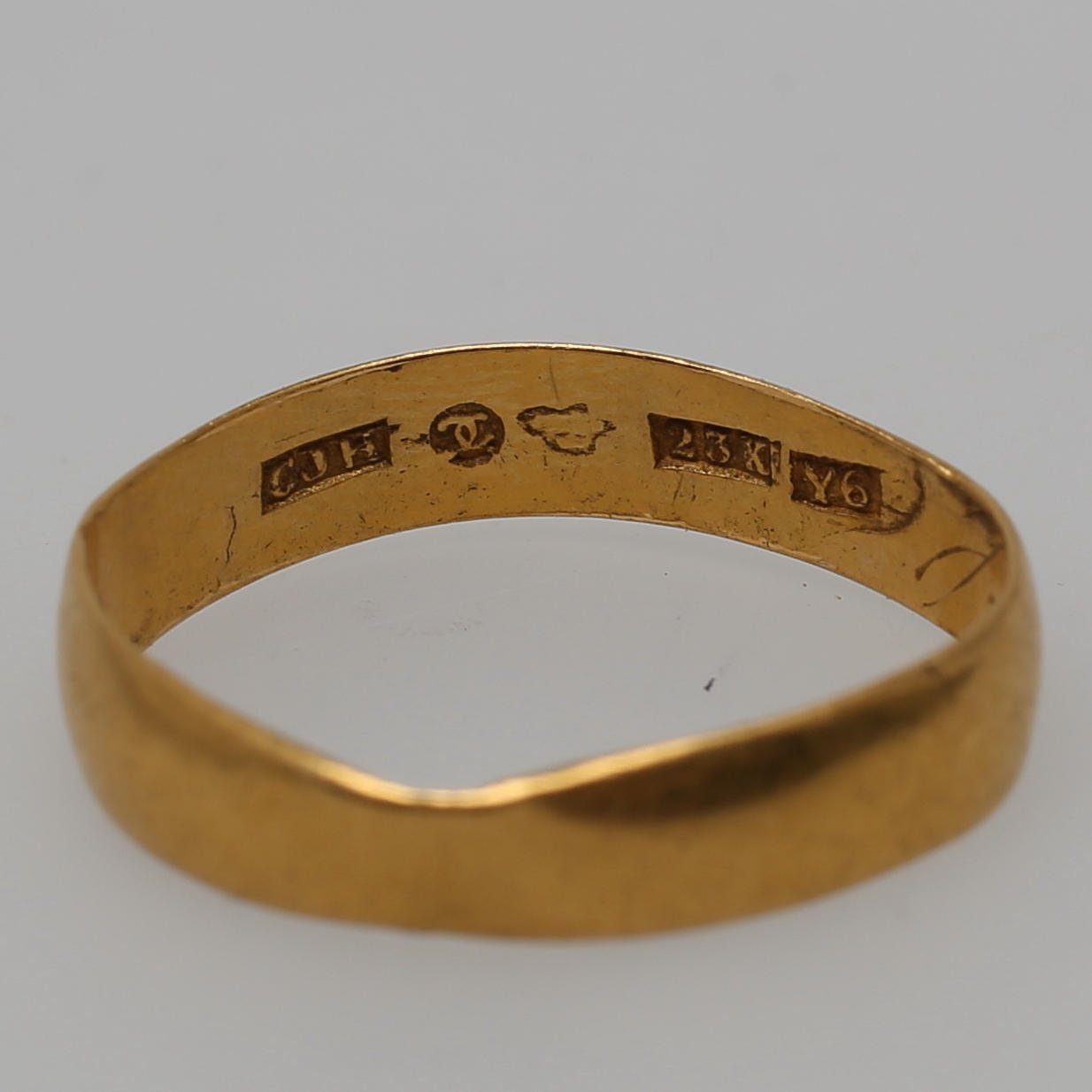 RING, 23 K guld, 2,6 gram.