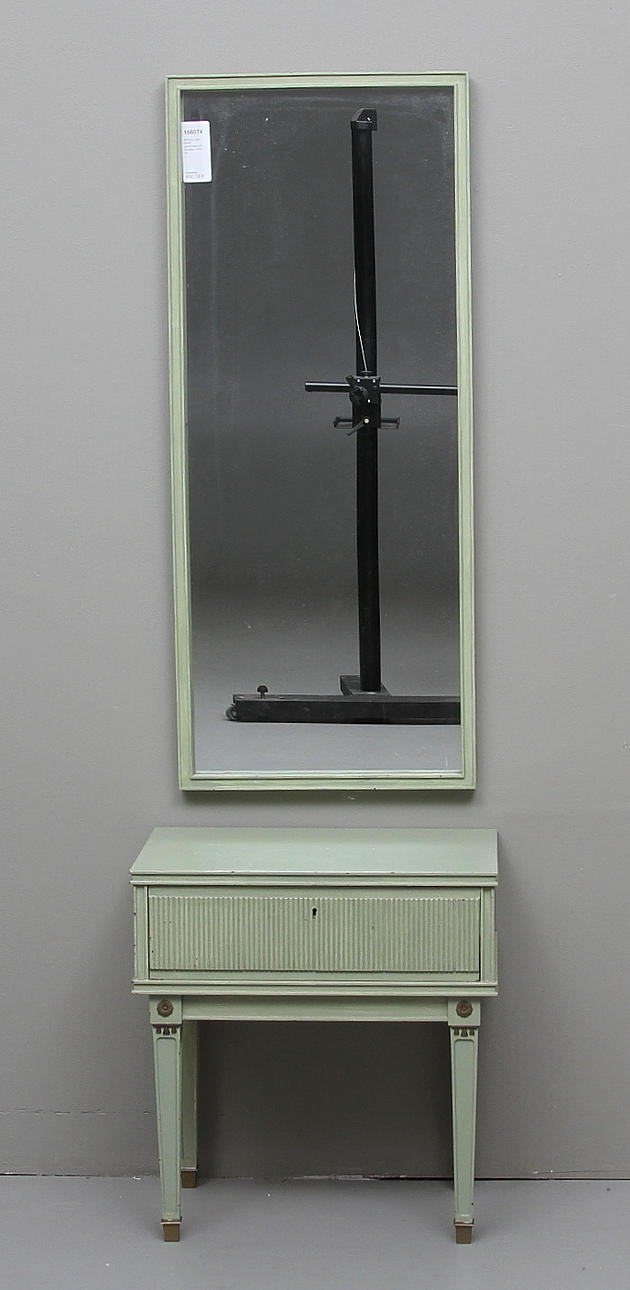 SPEGEL med BYRÅ, gustaviansk stil, bemålad, 1900-tal.