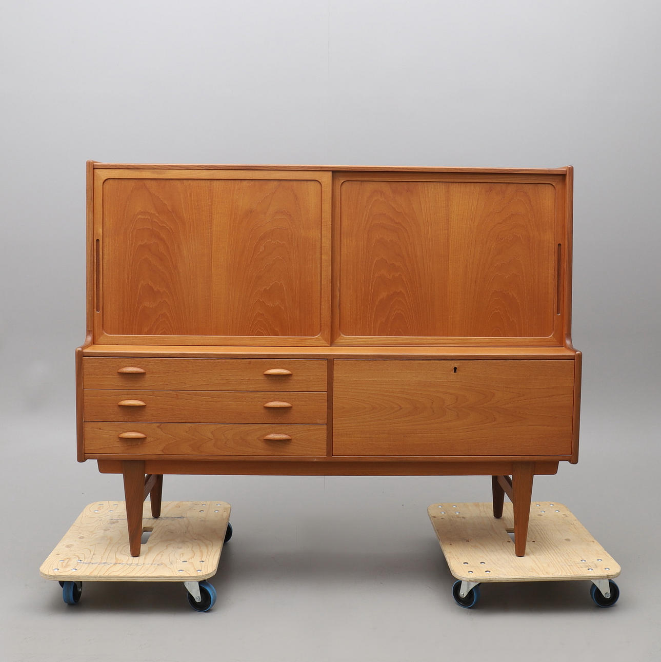SIDEBOARD MED ÖVERSKÅP, teak, 1900-talets andra hälft.