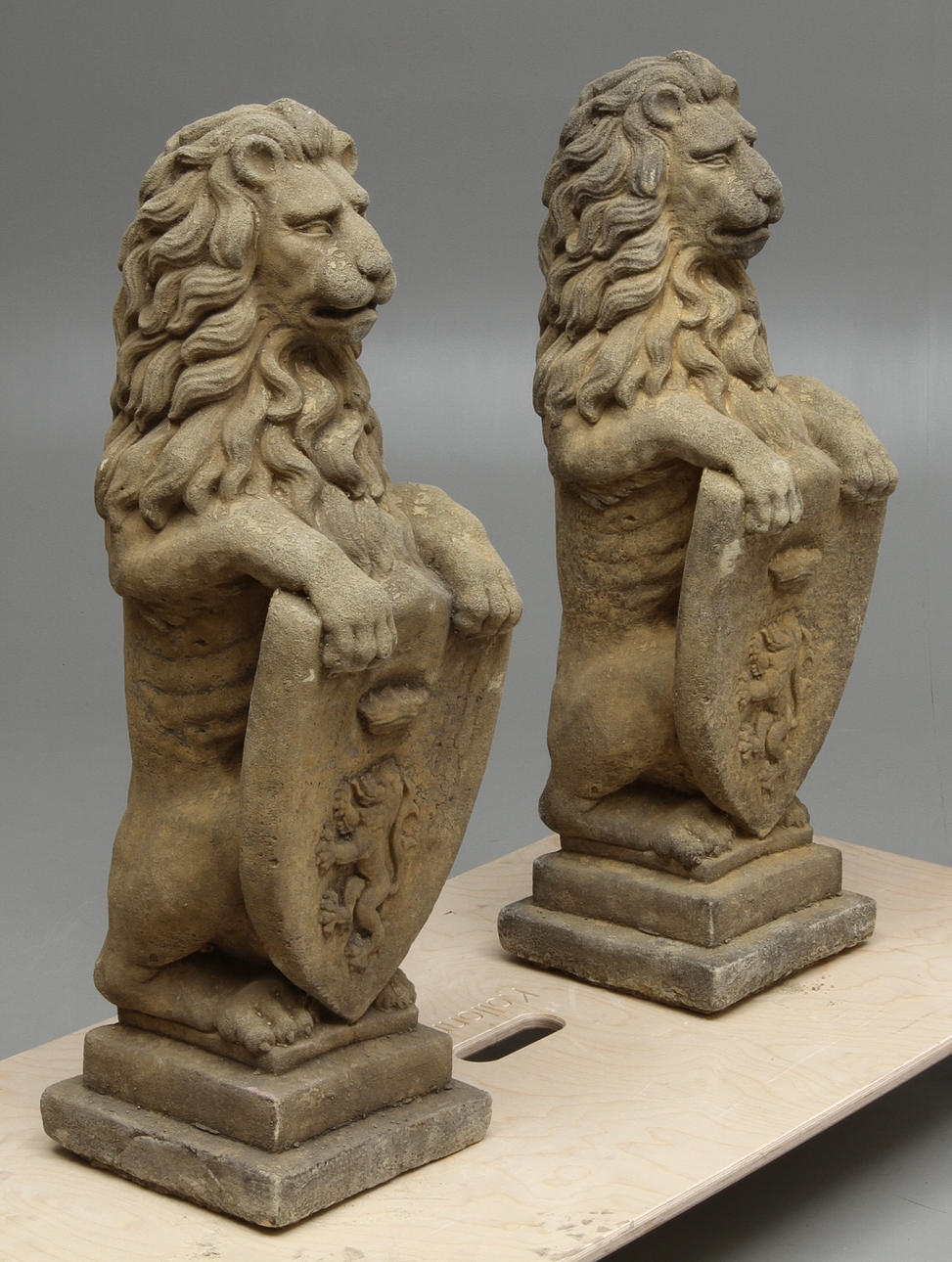 TRÄDGÅRDSKULPTUR i form av lejon, 1 par, 19/2000-tal.