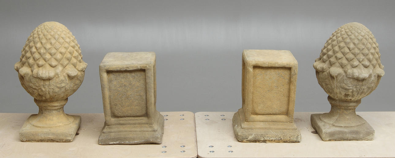 TRÄDGÅRDSSKULPTURER 1 par i form av pinjekottar med socklar, 19/2000-tal.