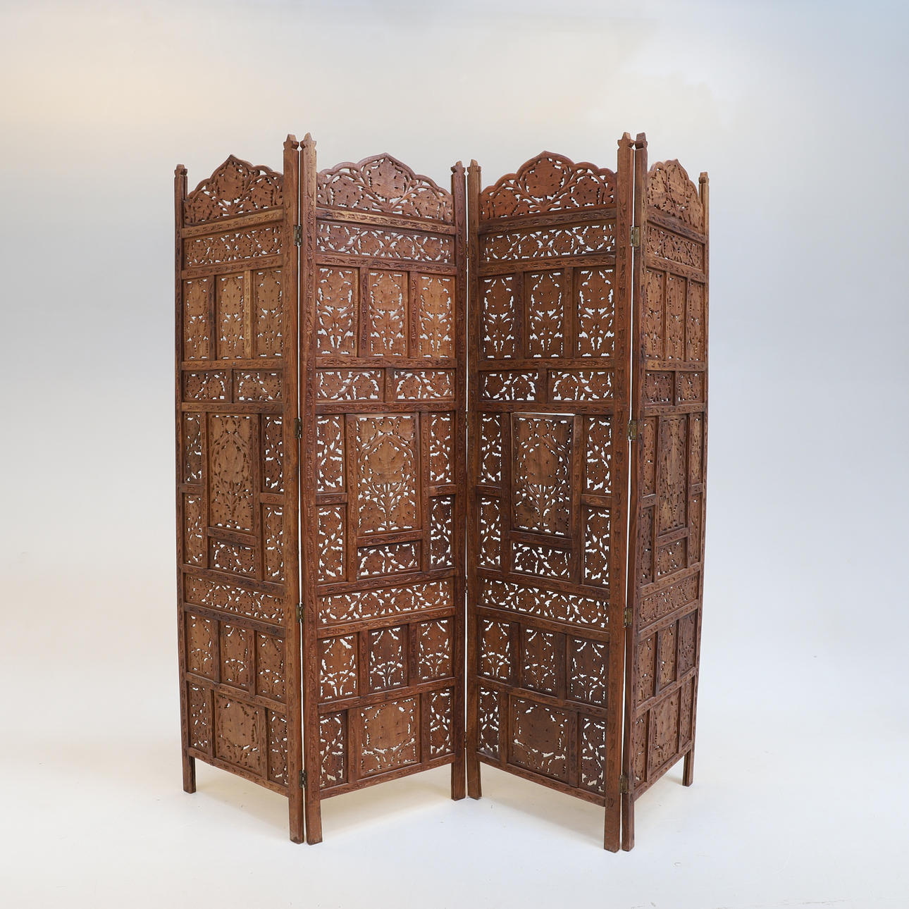 VIKVÄGG, trä, orientalisk, 1900-tal.