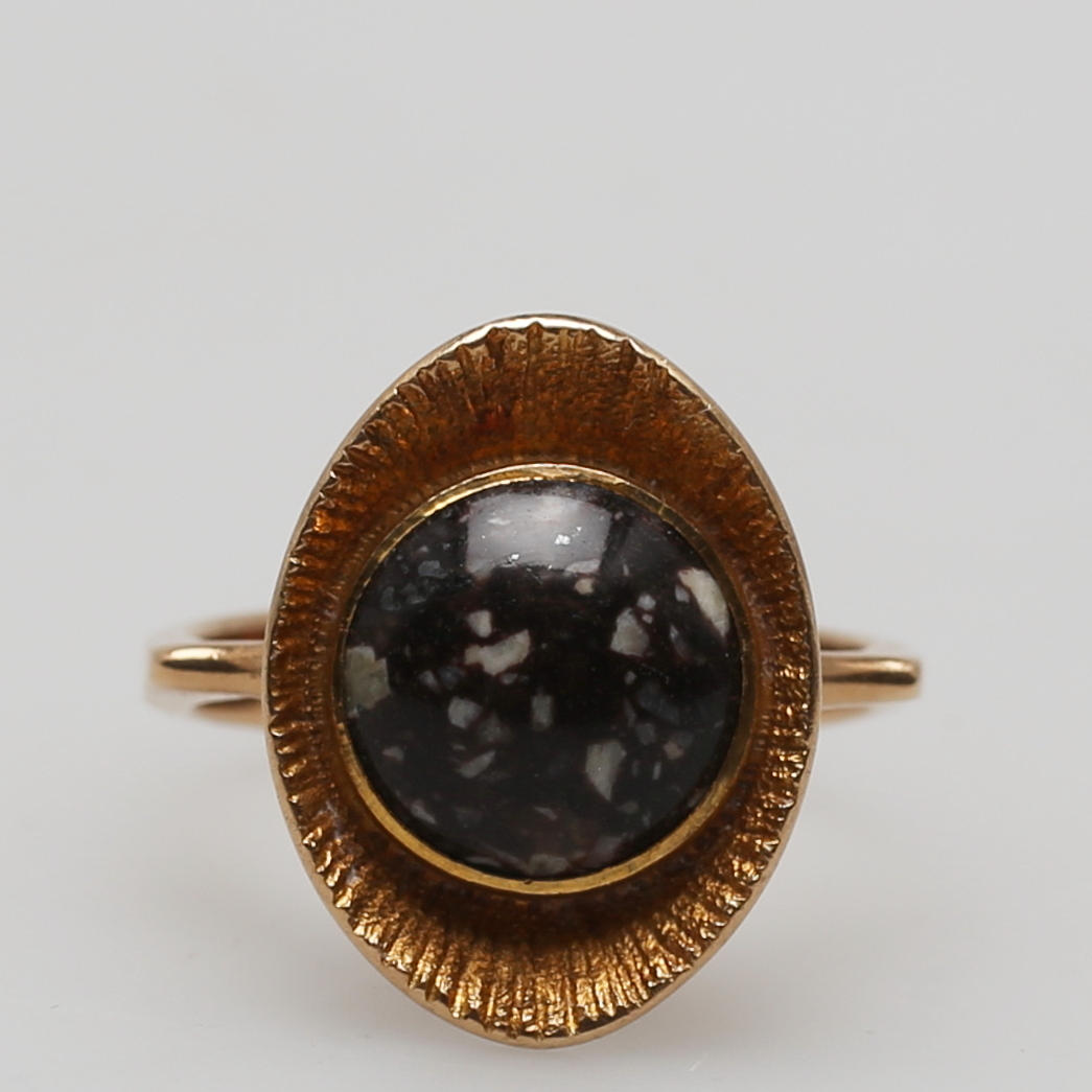 RING med porfyr, guld 14 K, 5,3 gram.