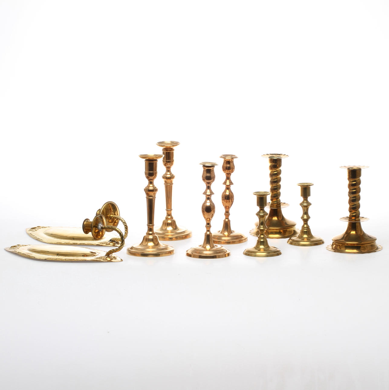 PARTI LJUSSTAKAR samt LJUSPLÅTAR, 10 delar, mässing, Bl a Skultuna, 1800/1900-tal.