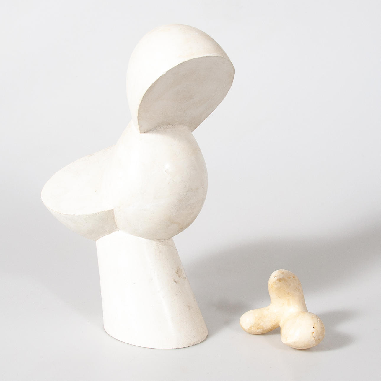 JEAN ARP. EN EL ESTILO DE. Escultura. 2 piezas.
