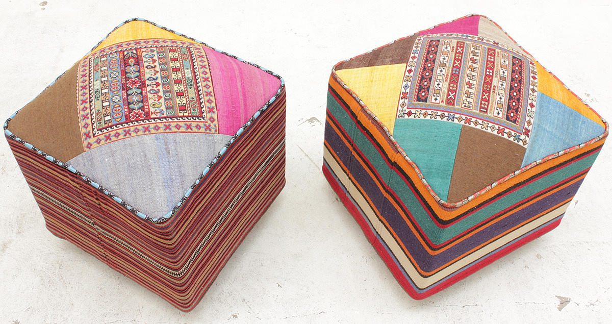 PALLAR, 2 st, klädda i kelimtyg.