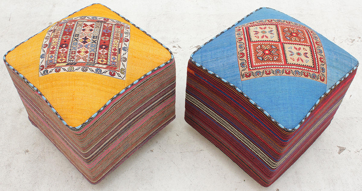 PALLAR, 2 st, klädda i kelimtyg.