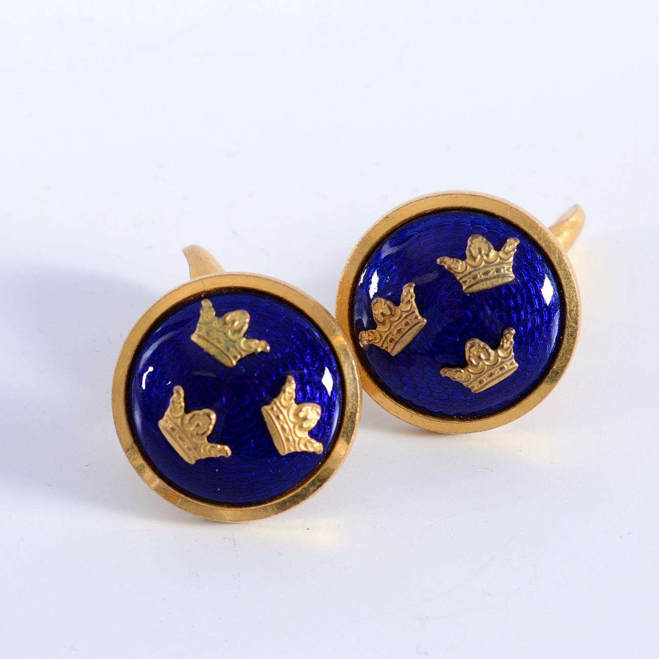 MANSCHETTKNAPPAR, emaljerade, tre kronor.