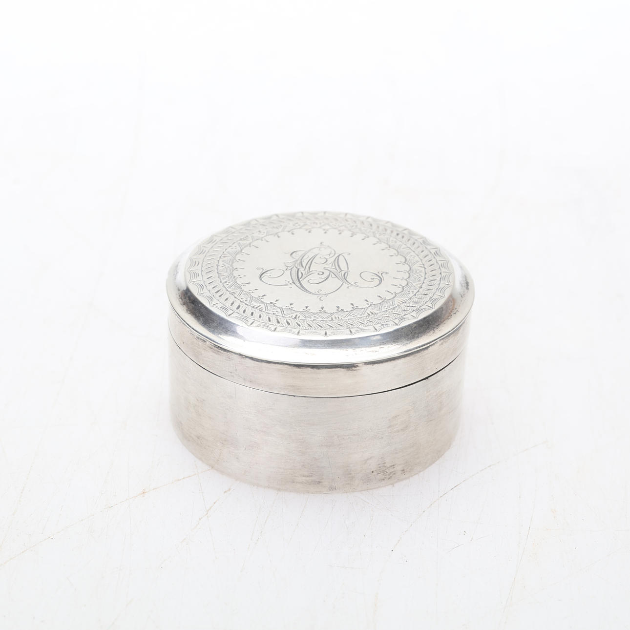 HOPEARAATIKKO monogrammilla, käsin kaiverrus, 1857, halkaisija 6,5 cm.