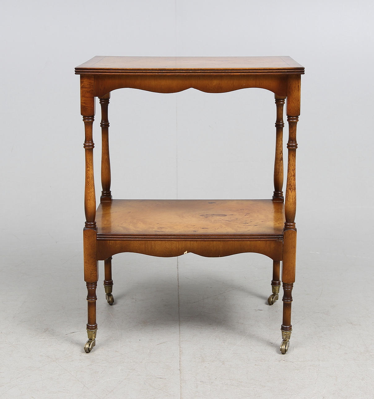 VÅNINGSBORD, engelsk-stil, 1900-talets andra hälft.