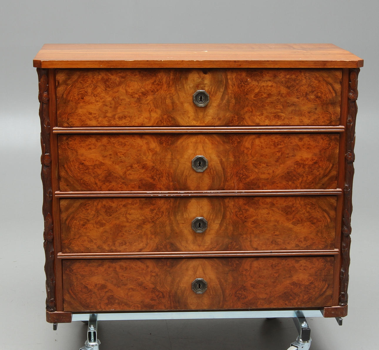 BYRÅ med fyra lådor, 18/1900-tal.