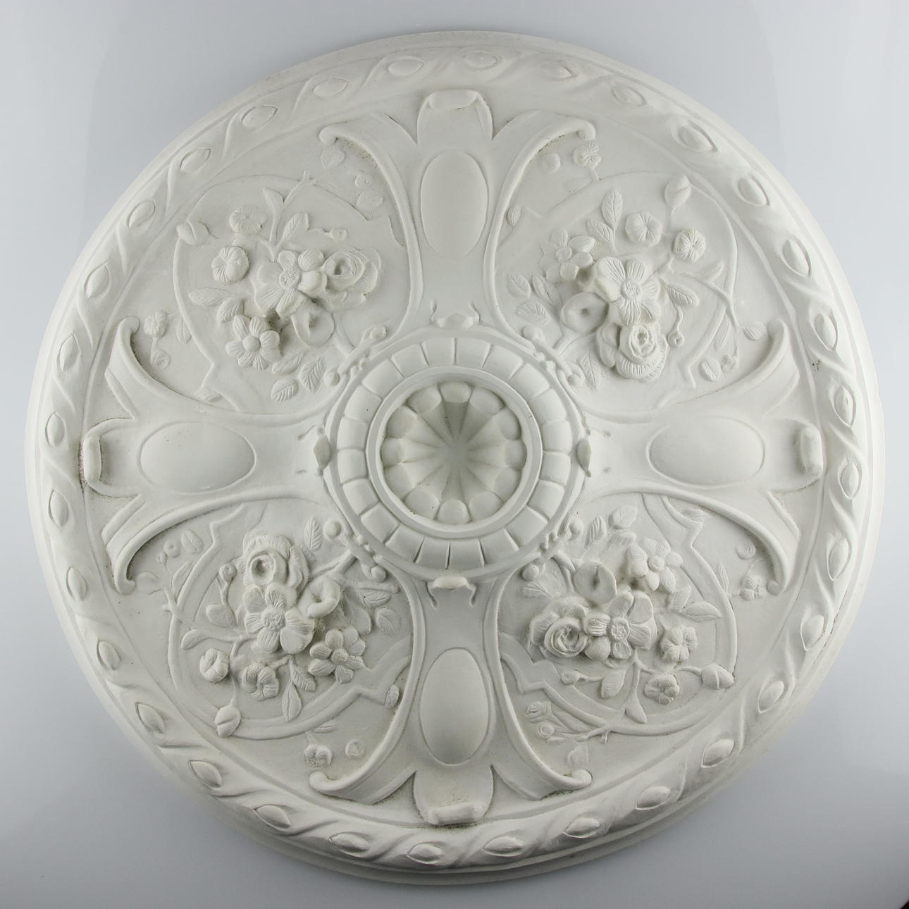 TAKROSETT, gips, 1900-tal.